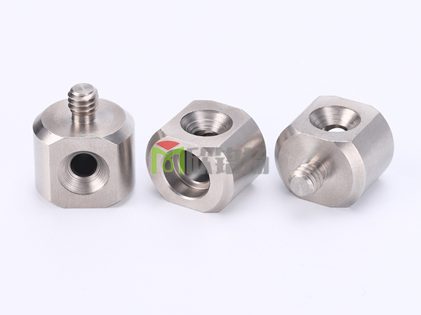 數控(kong)車(che)牀(chuang)加工(gong)鐵(tie)件