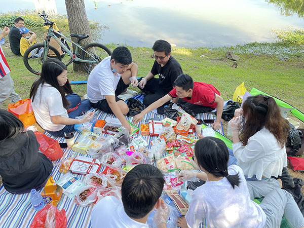 員工(gong)聚餐(can)